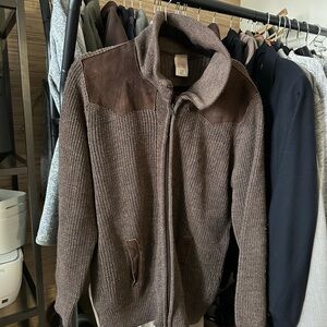 St. Michael chocolate brown sweater in a versatile medium/large fit 🤎
